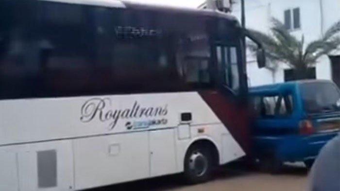 SOPIR ANGKOT BOGOR CEGAT BUS TRANSJAKARTA - Beredar video aksi protes sopir angkot yang dinarasikan melakukan penolakan terhadap uji coba bus TransJakarta trayek Primavera Residence-Cibubur