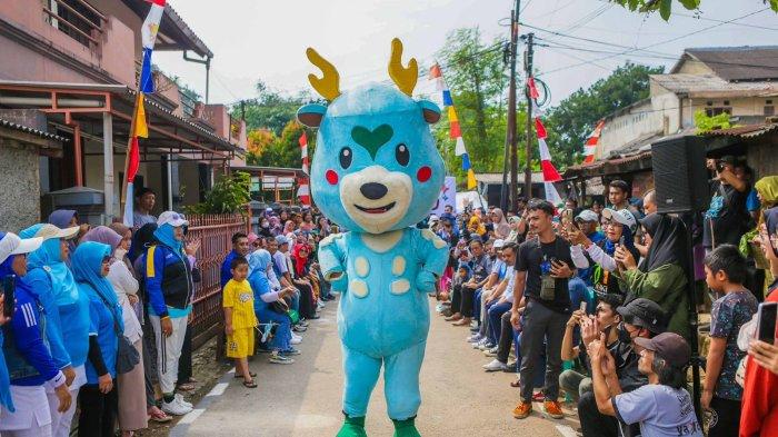 Warga Kelurahan Menteng, Kecamatan Bogor Barat, kedatangan maskot anyar Kota Bogor, Rubo (Rusa Bogor), Sabtu (29/7/2023). Kehadiran Rubo di tengah-tengah warga ini dalam rangkaian acara bertajuk Local Pride Festival (LOPE) yang diinisiasi oleh Wali Kota Bogor Bima Arya dan Ketua Dekranasda Kota Bogor Yane Ardian.
