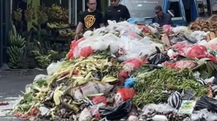 Bima Arya lewat tumpukan smapah di Jalan Merdeka, Kota Bogor