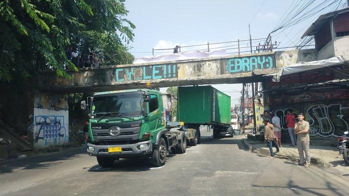 Boks kontainer tersangkut di Jembatan Talang, Kecamatan Bogor Utara, Kota Bogor, Senin (31/7/2023).