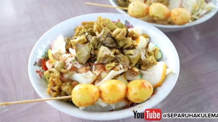 Bubur Ayam Mang Eloy cukup ramai pembeli. Istimewanya kuliner Bogor ini menggunakan tambahan cakwe dan lobak asin.