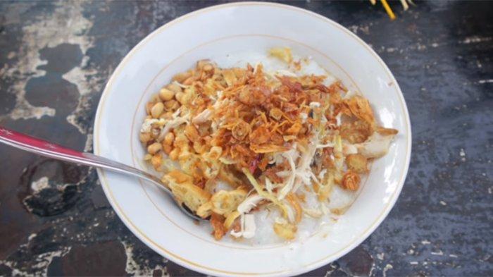 Penyajian kuliner Bogor ini cukup berbeda, sebab Bubur Ayam Portal Rahmat menggunakan tambahan cakue dan tongcai.