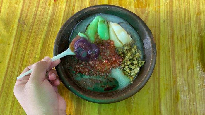 KULINER BOGOR -  Bubur kampiun merupakan bubur campuran dari ke tujuh varian bubur, mulai dari bubur sumsum, bubur kacang ijo, bubur mutiara dan bubur candil yang ditambah kuah gula merah dan santan yang menghasilkan rasa manis, asin dan lembut. Bubur kampiun juga disajikan diatas piring gerabah yang memberikan kesan tradisional.