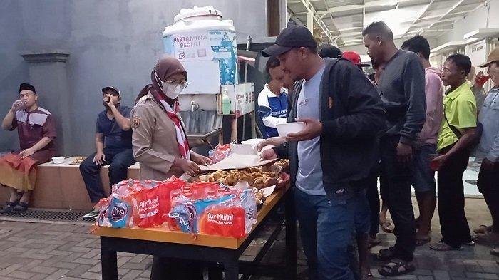 Momen Buka Puasa di Posko Pengungsian Ledakan Gudang Amunisi di Desa Ciangsana, Kecamatan Gunungputri, Kabupaten Bogor, Minggu (31/3/2024).