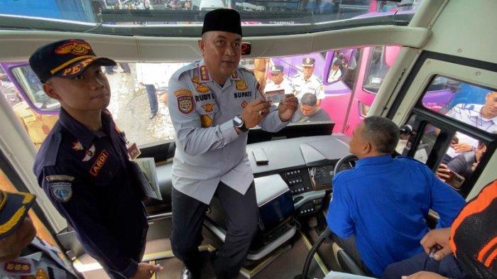BUPATI BOGOR CEK MUDIK - Bupati Bogor, Rudy Susmanto, melakukan pengecekan kendaraan bus di PO Medal Jaya, Kecamatan Cibinong, Kabupaten Bogor, Senin (24/3/2025).