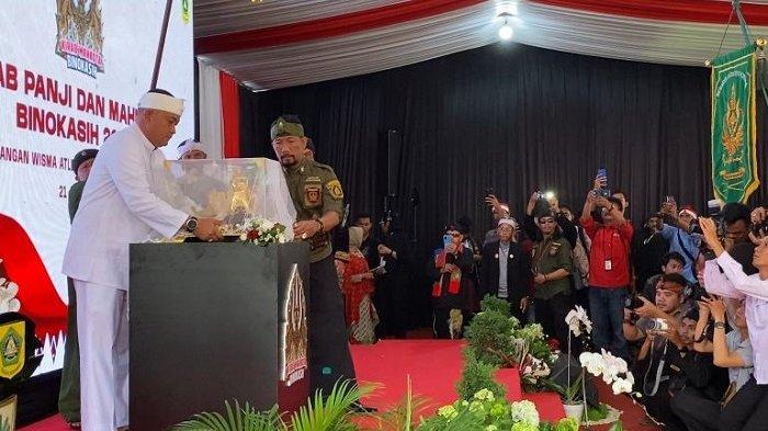 KIRAB MAHKOTA BINOKASIH - Bupati Bogor, Rudy Susmanto memberikan sambutan usai dalam kirab Mahkota Binokasih di lapangan belakangan SMKN 1 Cibinong, Kabupaten Bogor, Senin (21/4/2025). (Muamarrudin Irfani)