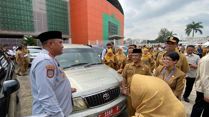 KENDARAAN DINAS PEMDA BOGOR - Bupati Bogor Rudy Susmanto mengecek kendaraan dinas ASN di area parkir Stadion Pakansari, Kecamatan Cibinong, Senin (22/3/2025).