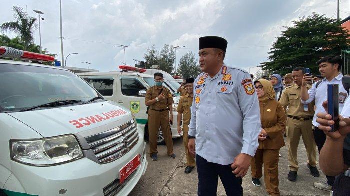 BUPATI BOGOR CEK KENDARAAN - Bupati Bogor Rudy Susmanto mengecek kendaraan dinas ASN di area parkir Stadion Pakansari, Kecamatan Cibinong, Senin (22/3/2025).