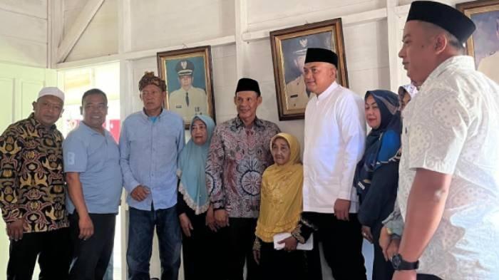 Cabup-Cawabup Bogor, Rudy Susmanto dan Ade Ruhandi alias Jaro Ade mengunjungi Kantor Bupati Bogor pertama di Desa Malasari, Kecamatan Nanggung, Kabupaten Bogor.