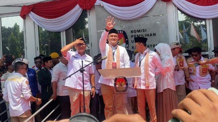 Calon Bupati Bogor, Rudy Susmanto saat mendaftar ke KPU Kabupaten Bogor bersama pasangannya, Ade Ruhandi alias Jaro Ade, Kamis (29/8/2024). (Muamarrudin Irfani)