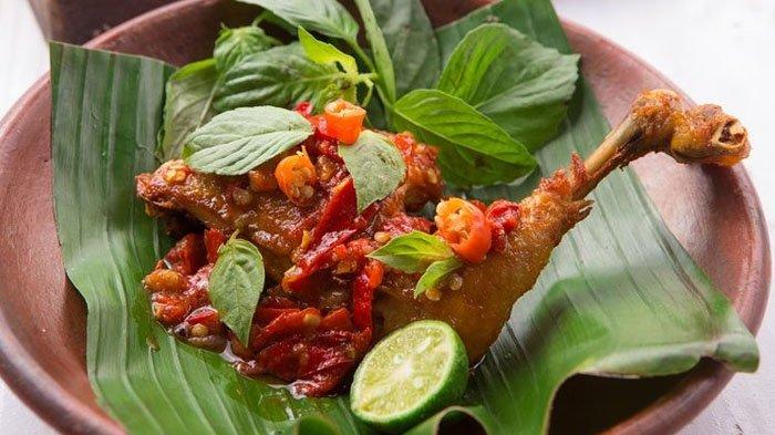 Cara Membuat Ayam Penyet untuk Makan Malam, Lengkap dengan Sambal
