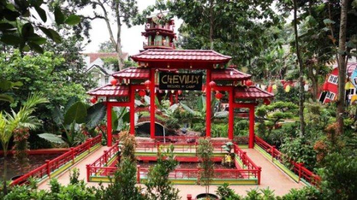 Salah satu spot foto di Chevilly yang tawarkan suasana ala China. Cuma sekali masuk, kamu bisa keliling negara di tempat wisata Bogor ini.