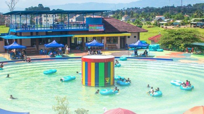 Berenang dengan leluasa di tempat wisata Cianjur Asri Waterpark yang luas.