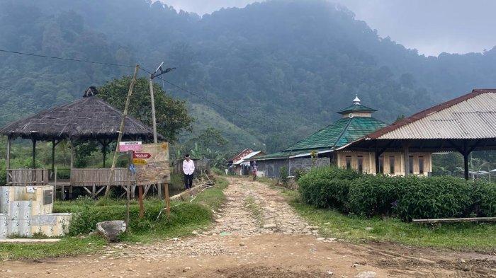 Area perkampungan Cisadon, Desa Karang Tengah, Kecamatan Babakanmadang, Kabupaten Bogor, Selasa (16/4/2024).