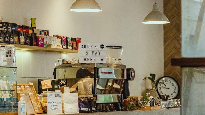 Suasana cafenya yang hening dan sepi serta agak terembunyi, bestie dan kamu bisa mengunjunginya. Cohere Cafe tempat kuliner Bogor yang mengusung konsep modern homey.