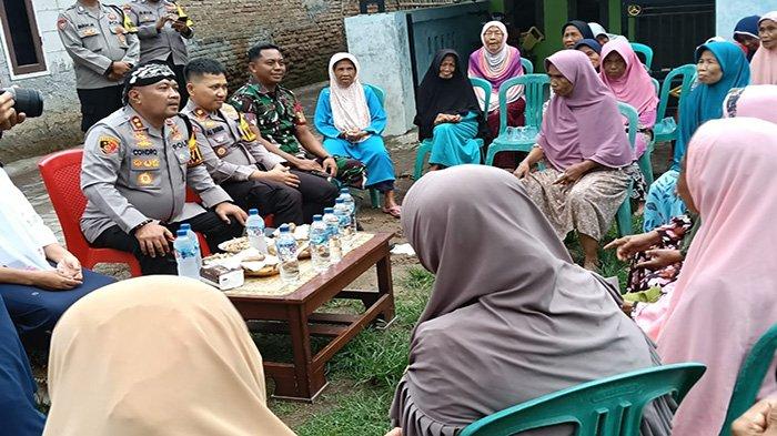 Kapolres Serang, AKBP Condro Sasongko bersama warga dalam program Ngariung Aman Ngariung Amin.