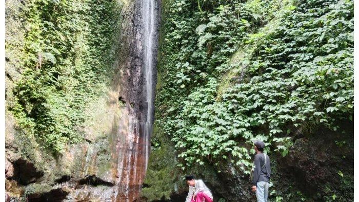 Gemericik air yang mengalir begitu riak dalam keheningan, akan kamu rasakan saat berada di tempat wisata Curug Cibogo Bogor ini.
