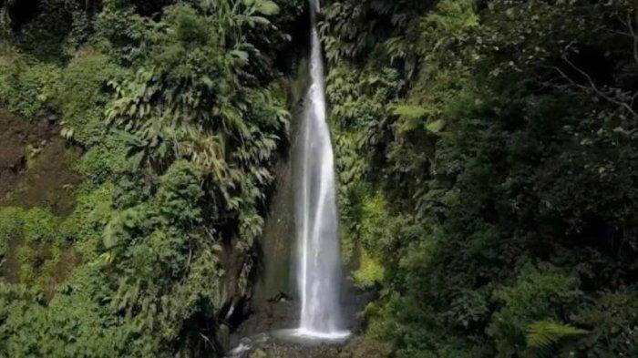 Air terjun di Curug Ciismun, dengan pemandangan yang disajikan di tempat wisata Cianjur ini sangat mempesona sehingga cocok untuk dikunjungi. 