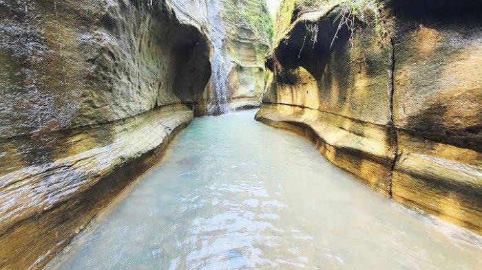 Curug Love, tempat wisata yang cocok untuk melepas penat di Bogor, sebab airnya masih segar dan jernih.