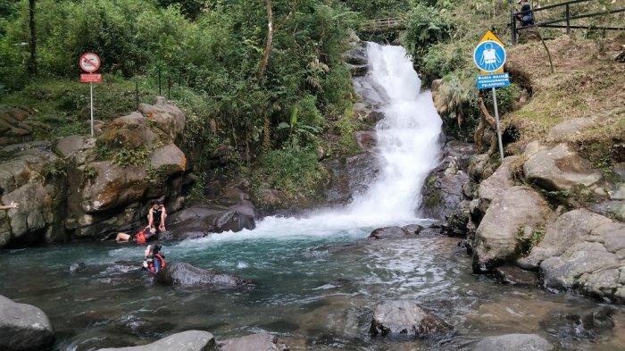 Curug Panjang merupakan tempat wisata air terjun di Bogor yang menawarkan alam asri dan segar sebab lokasinya masih menjadi bagian dari lereng Gunung Paseban.