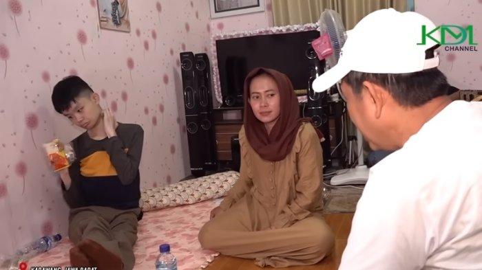 Tangkapan layar Dedi Mulyadi saat mengunjungi rumah TKI asal Karawang, Siti yang merawat anak majikan disabilitas.