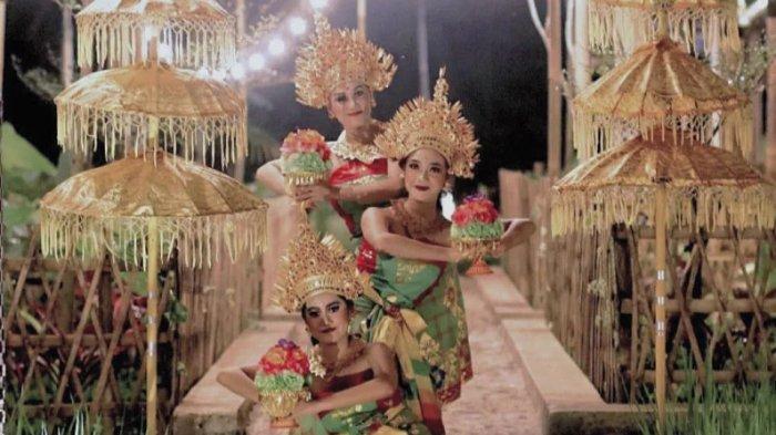 D'Ubud Sentul merupakan tempat wisata Bogor yang menyajikan konsep Bali di tengah pesawahan dengan berbagai jenis pertunjukan seperti tari kecak yang menambah suasana khas Bali semakin kental