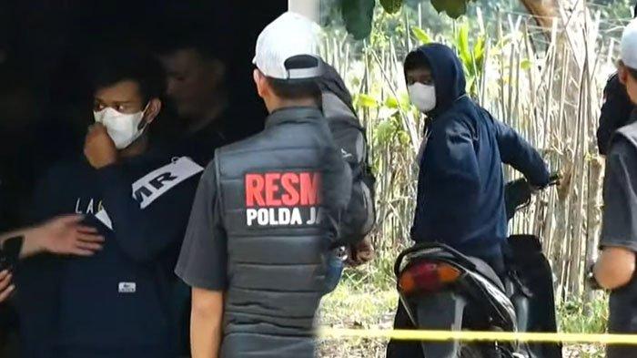 Tersangka kasus pembunuhan ibu dan anak di Subang, Muhamad Ramdanu hari ini memeragakan pra rekonstruksi di Kampung Ciseuti, Desa Jalancagak, Kecamatan Jalancagak, Kabupaten Subang, Kamis (2/11/2023).