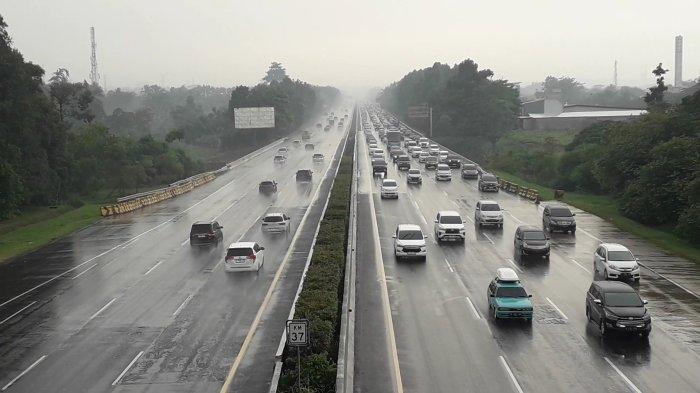 Dari kawasan pintu tol Sentul ini juga terlihat arus kendaraan di Tol Jagorawi yang didominasi arus kendaraan yang mengarah ke Jakarta yang kondisinya ramai lancar, Senin (25/12/2023)
