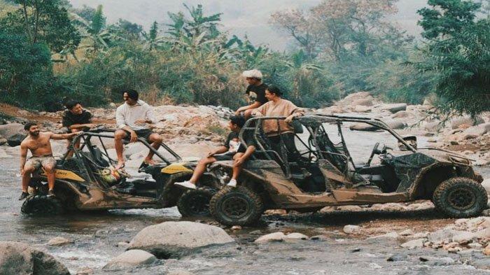 Darma Mangkuluhur saat berpetualang menggunakan mobil offroad dikawasan Sentul Bogor.