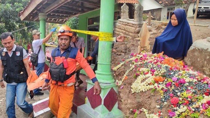 Detik-detik ibu rumah tangga di Cirebon ditemukan tewas bersimbah darah di dalam kamarnya.