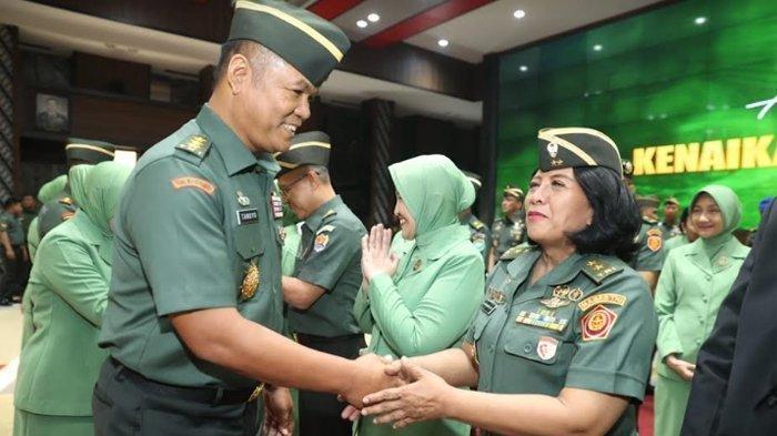 Wakil Kepala Staf Angkatan Darat (Wakasad) Letjen TNI Tandyo Budi Revita (kiri) menyalami Mayjen TNI Dr. dr. Dian Andriani Ratna Dewi, Sp.KK., M.Biomed (AAM)., M.A.R.S., S.H., M.H., FINSDV., FAADV (kanan) seusai menerima laporan korps kenaikan pangkat 46 Perwira Tinggi (Pati) TNI AD, di Markas Besar Angkatan Darat (Mabesad), Jakarta pada Rabu (15/5/2024).