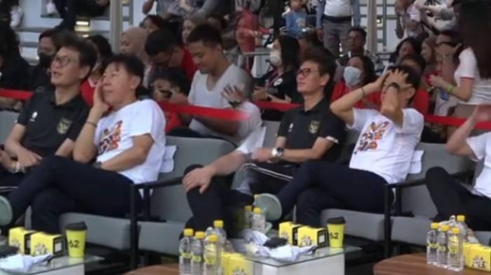 KUALIFIKASI PIALA DUNIA - Ekspresi mantan pelatih Timnas Indonesia Shin Tae-yong nonton bareng laga lanjutan Kualiifikasi Piala Dunia 2026 zona Asia di +62 Coffee, Jakarta, Kamis (20/3/2025).