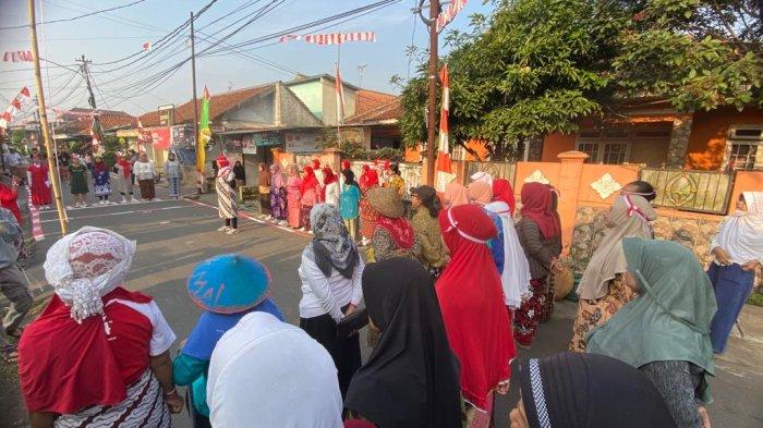 Emak-emak di Kampung Dramaga Tengah, Desa Dramaga, Kecamatan Dramaga, Kabupaten Bogor gelar upacara bendera menggunakan pakaian yang unik, Kamis (17/8/2023).
 