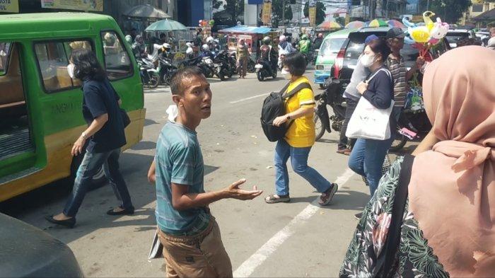 Momen Erik, pengemis yang mempunyai uang Rp 50 juta kembali minta-minta di Alun-Alun Kota Bogor, Sabtu (2/9/2022).