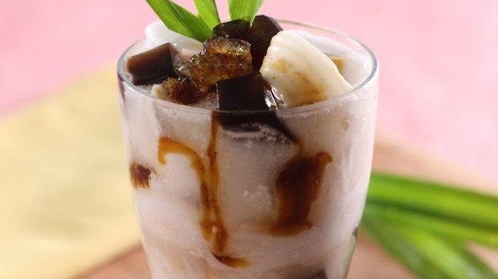 MINUMAN BUKA PUASA - Dalam foto: Es Kelapa Cincau Aroma Moka, ide resep minuman segar untuk buka puasa Ramadhan 2025.