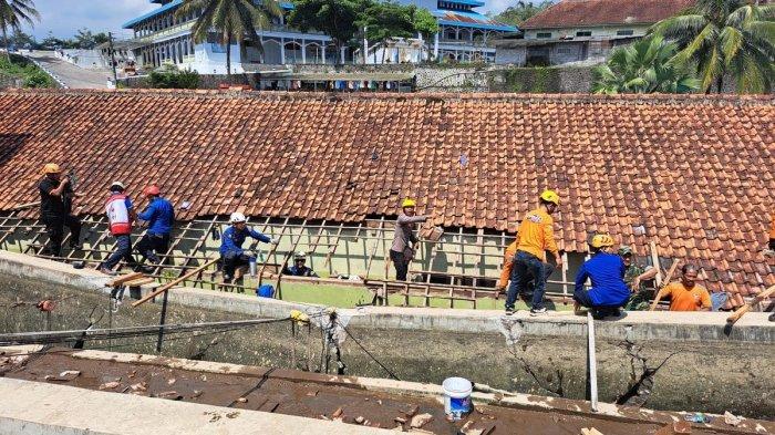 TEMBOK AMBROL DI PONPES GONTOR - Tembok kolam penampungan air ambrol dan menimpa kamar mandi di Pondok Modern Darussalam Gontor, Kampus 5, Magelang, Jumat (25/4/2025). Sedikitnya 20 santri turut tertimpa material bangunan, dan empat santri lainnya meninggal dunia.