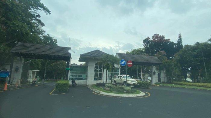 Gerbang masuk rumah komedian Komeng dijaga ketat petugas keamanan, Kamis (15/2/2024).