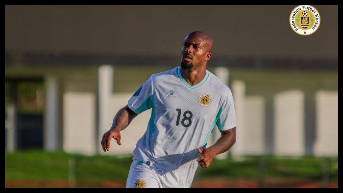Gervane Kastaneer dengan seragam Tim Nasional Curacao