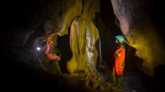 Di tempat wisata Goa Cikarae Bogor kamu bisa melakukan penelusuran. Sangat disarankan untuk menggunakan pemandu atau instruktur.