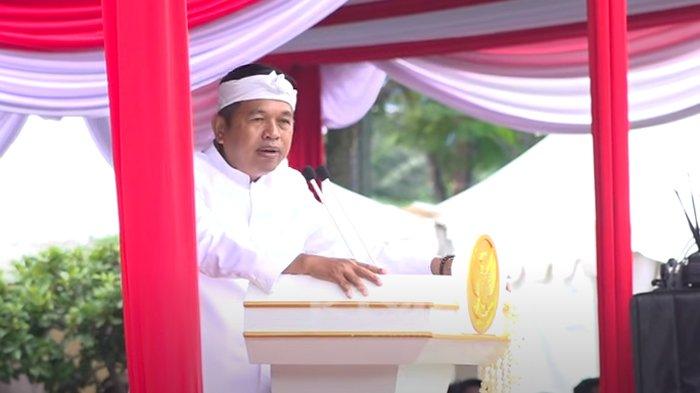 Gubernur Jawa Barat, Dedi Mulyadi, direspons gemuruh ketika dia berpidato menyebut akan memberikan uang Rp25 juta kepada masing-masing petugas upacara, Selasa (20/5/2025).