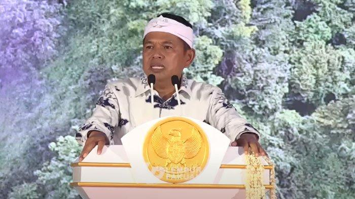 Gubernur Jawa Barat, Dedi Mulyadi, marah ketika menceritakan dirinya yang dikritik dengan sebutan 'bapak tiri'.