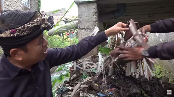 Gubernur Jawa Barat Dedi Mulyadi turun langsung ke lapangan untuk melihat langsung permasalahan sampah di Sungai Citarum. Berbagai jenis sampah Demul temukan di lapangan, termasuk kutang.