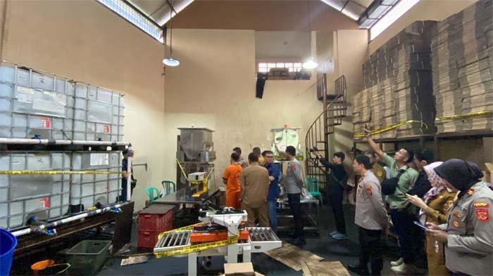 Gudang pengemasan minyak goreng yang dikemas dalam MinyaKita di Desa Cijujung, Kecamatan Sukaraja, Kabupaten Bogor, Senin (10/3/2025). (TribunnewsBogor.com/Muamarrudin Irfani) 