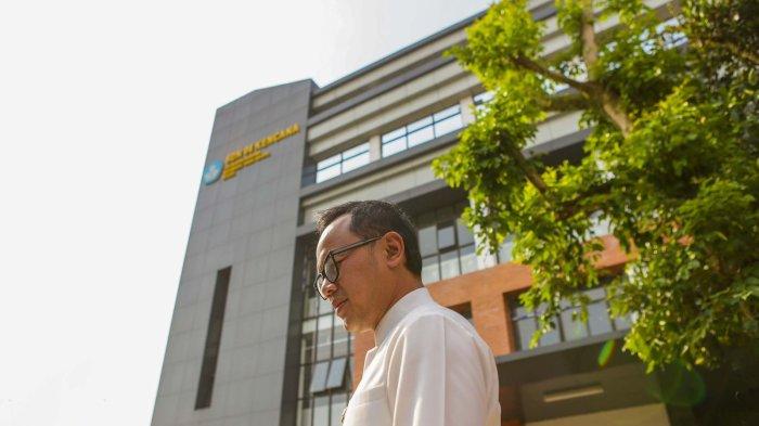 Wali Kota Bogor, Bima Arya didampingi Kepala Dinas Pendidikan (Disdik) Kota Bogor Sujatmiko Baliarto meninjau progres pembangunan gedung sekolah baru dengan konsep satu atap di Kelurahan Kencana, Kecamatan Tanah Sareal, Kota Bogor, Kamis (20/7/2023).