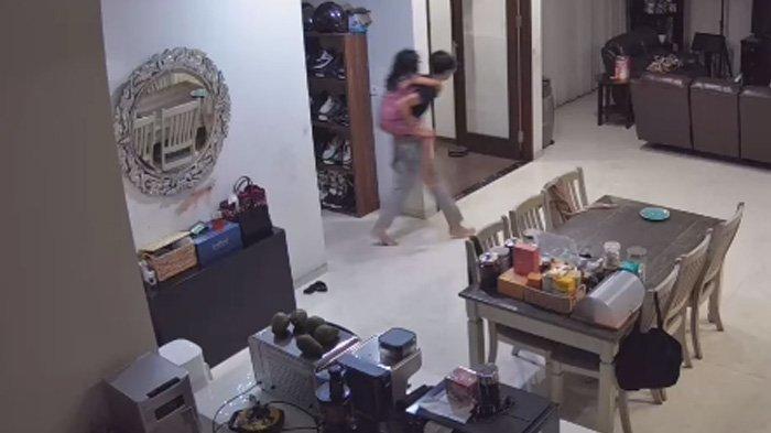 Viral CCTV memperlihatkan aksi heroik anak artis Hengky Kurniawan yang langsung menyelamatkan adiknya di kamar saat gempa Garut, Sabtu (27/4/2024) malam.