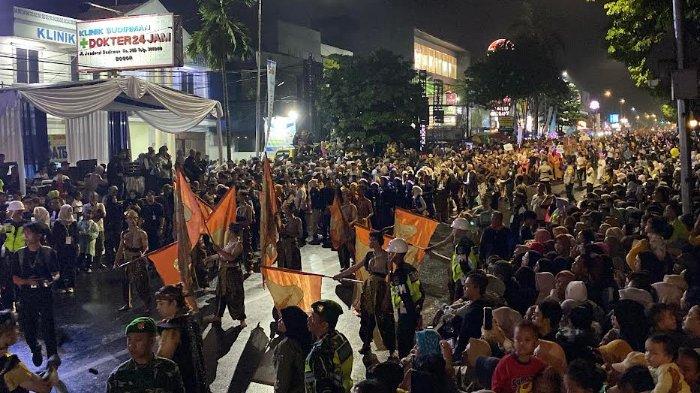 HELARAN HJB KE 543 DI KOTA BOGOR - Helaran Hari Jadi Bogor (HJB) ke-543 Kota Bogor di Jalan Jenderal Sudirman, Kecamatan Bogor Tengah, Kota Bogor, berlangsung meriah, Sabtu (28/6/2025) malam.