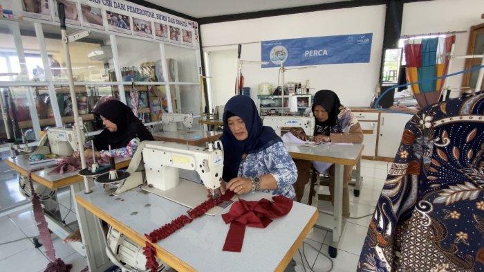 UMKM BOGOR - UMKM Kampung Perca ini juga melatih ibu-ibu yang tinggal di kampung Perca agar memiliki keahlian maupun keterampilan menjahit dan wirausaha.