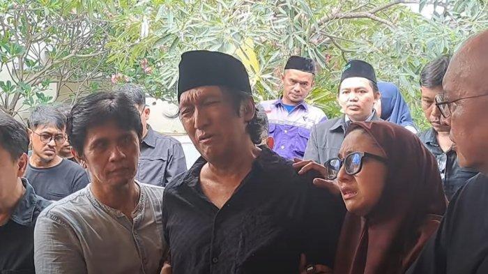 Ikang Fawzi beri sambutan di rumah duka.