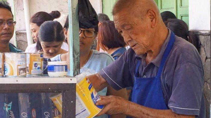 Martabak Encek menjadi kuiner Bogor yang legendaris sejak dahulu. Bahkan langganannya pun dari kalangan artis dan pejabat.