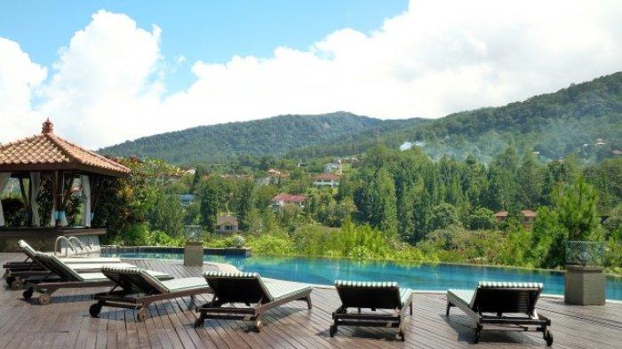 Rekomendasi hotel di Bogor yang nyaman untuk liburan keluarga, salah satunya The Grand Hill yang kolamnya menghadap langsung ke gunung.